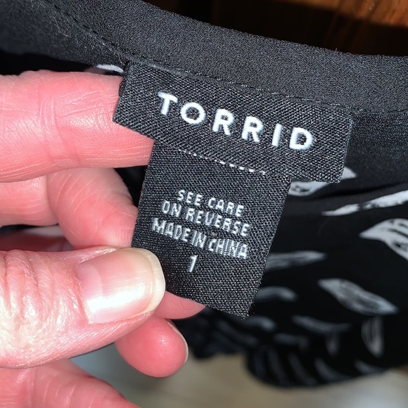 EUC Torrid size 1 black white lip print tank top - Picture 4 of 7